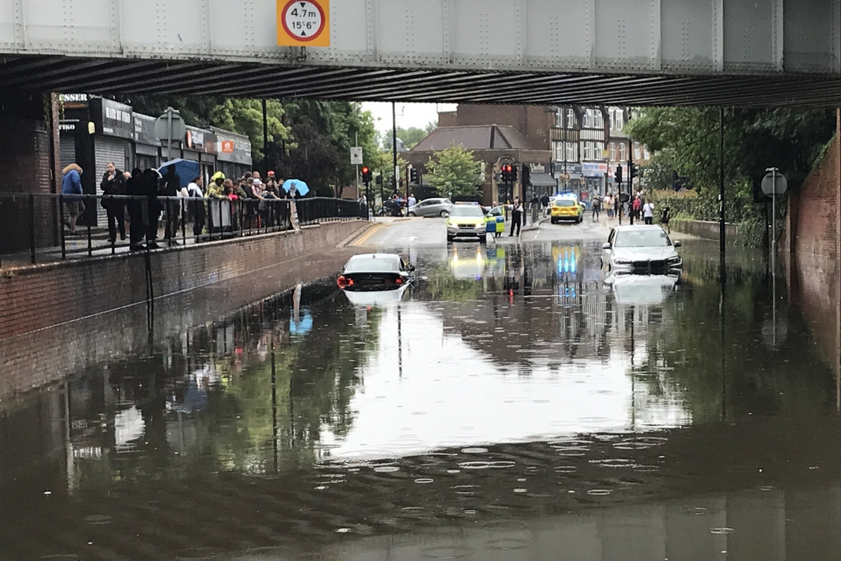 Londra&#039;daki şiddetli yağış sele neden oldu