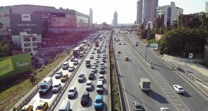 Bayram tatilinin sonlanmasıyla İstanbul’da oluşan trafik yoğunluğu havadan görüntülendi