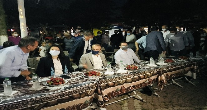 AK Parti’li Turan: “Düne kadar kendilerini solcu diye ifade edenler, Amerikan fonlarıyla basın çalışması yapıyor”