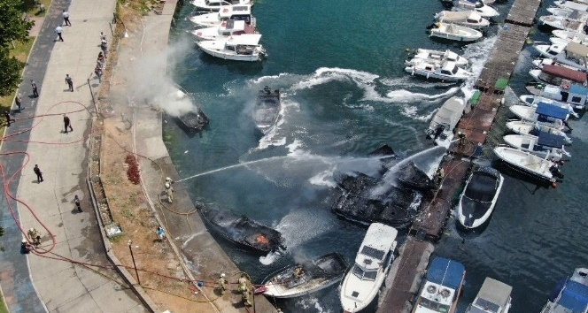 Kartal Dragos sahilde bulunan teknelerde yangın çıktı. Olay yerine çok sayıda itfaiye ekibi sevk edildi.