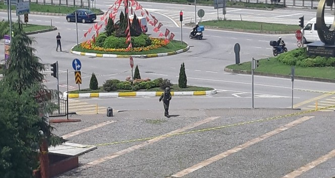 Giresun Valiliği yakınındaki şüpheli çanta fünye ile patlatıldı