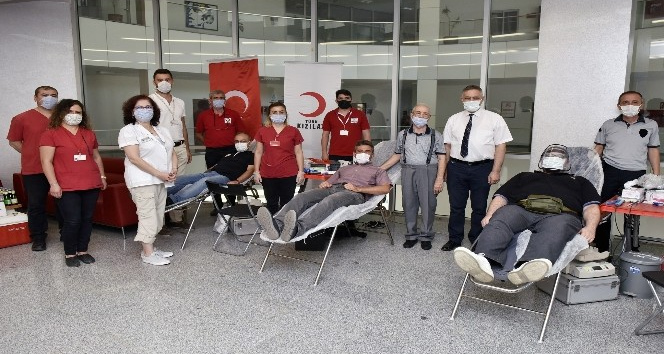 Manisa CBÜ personeli kan ve kök hücre bağışında bulundu