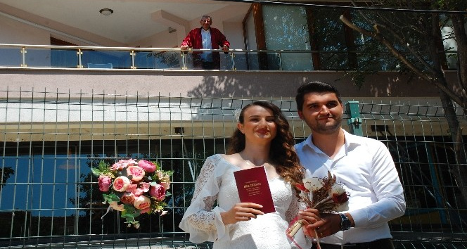 Koronavirüs karantinasındaki belediye başkanı evinin balkonundan nikah kıydı
