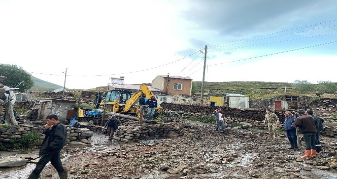 Sağanak ve dolu yağışı sonrası Hanak ilçesi sele teslim oldu