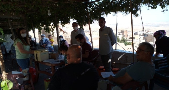 Emekliler aşı çağrısına kulak verip aşı oldu