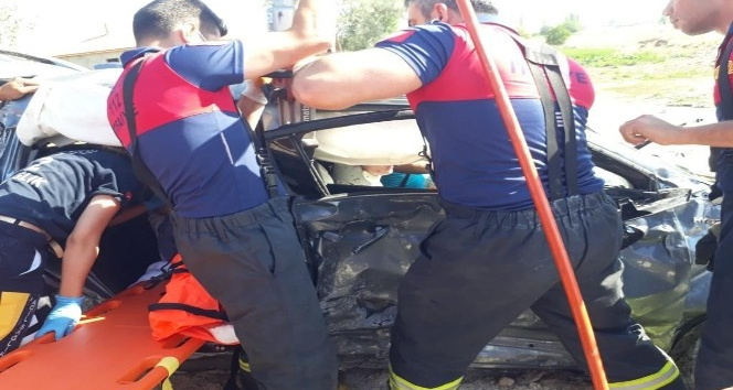 Kaza sonrası araçta sıkışanlar ekipler tarafından kurtarıldı