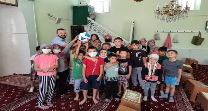 Hayırsever iş insanından Kur’an kursu öğrencilerine futbol topu hediyesi