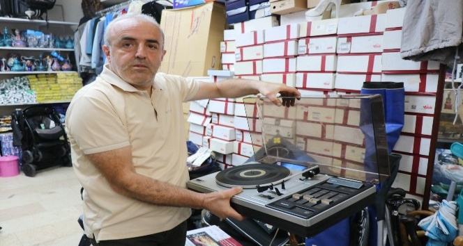 Havalimanında unutulan eşyalar satışa sunuldu