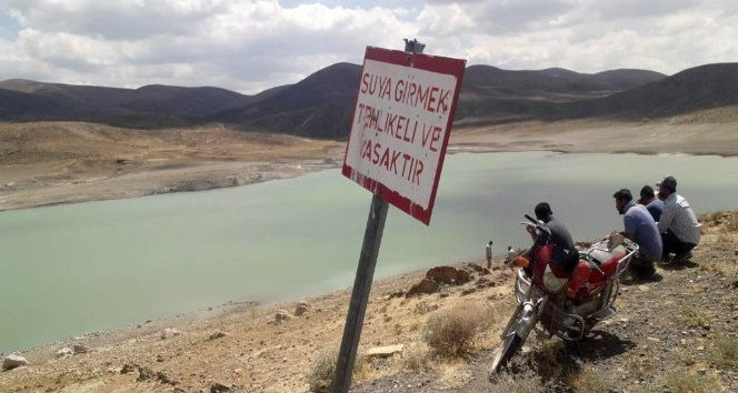 Serinlemek için gölete giren çocuk boğuldu