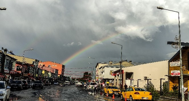 Yağış sonrası gökkuşağı mest etti