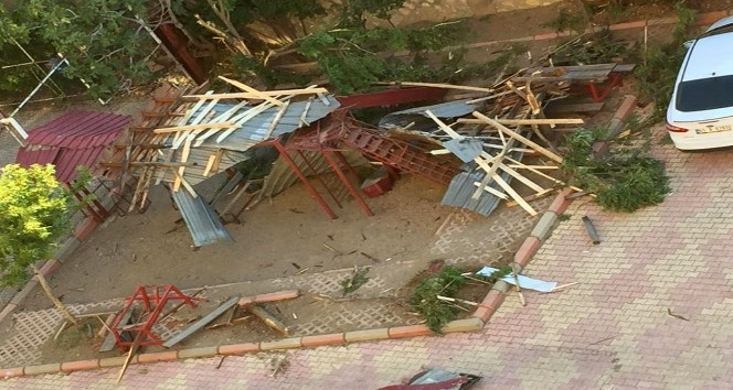 Kahramanmaraş’ta şiddetli rüzgar yurt binasının çatısını uçurdu