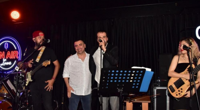 İş adamı Gökhan Reis'in düzenlediği bayram etkinliğinde Ferda Anıl Yarkın ve Ömür Gedik sahne aldı