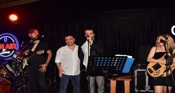 İş adamı Gökhan Reis’in düzenlediği bayram etkinliğinde Ferda Anıl Yarkın ve Ömür Gedik sahne aldı