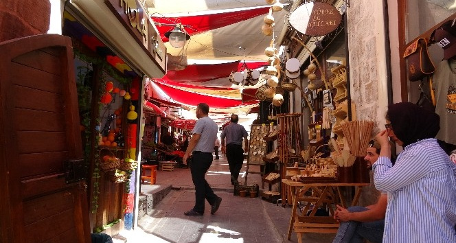 Mardin’de kısıtlamaların geri gelmesini istemeyen esnaf, vatandaşa aşı çağrısında bulundu