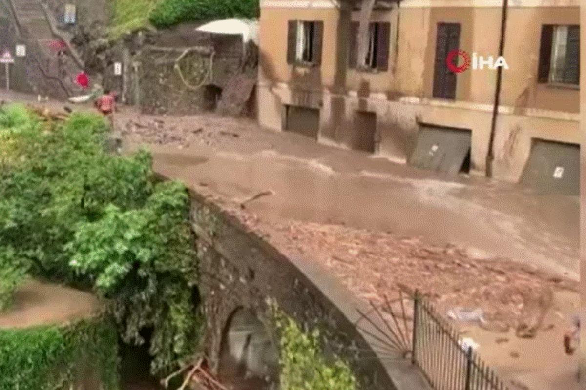 İtalya&#039;da sel ve toprak kayması: Cadde ve sokaklar sular altında kaldı