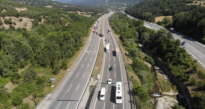 TEM’in İstanbul yönü yol çalışması için trafiğe kapatıldı