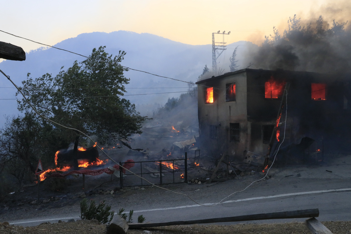 Adana'daki orman yangınında evler alevlere teslim oldu
