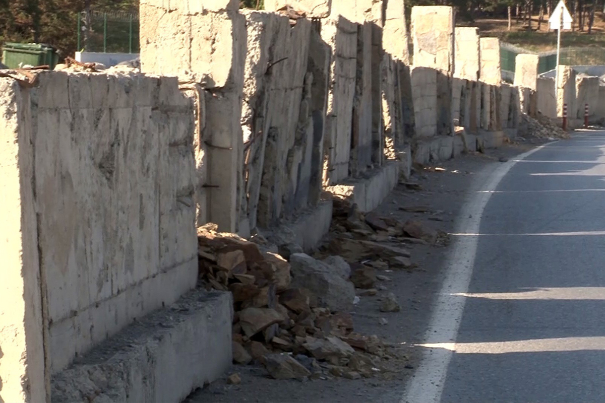Başakşehir&#039;de İBB&#039;nin cadde üzerine kurduğu şantiye, tehlike saçmaya devam ediyor