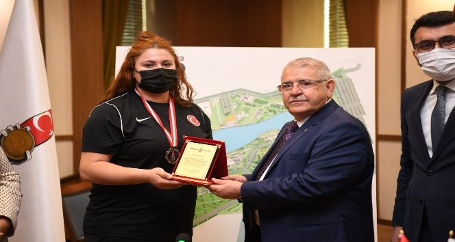 Başkan Mahçiçek’ten milli halterciye hediye