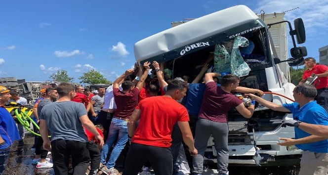 Artvin’deki sel bölgesinden görevden dönüyorlardı, kazayı görünce yardıma koştular