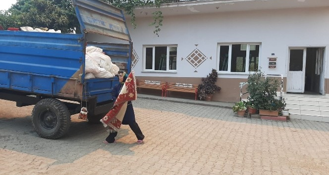Yangının sıçradığı Karatepe köyündeki kilim evi boşaltıldı