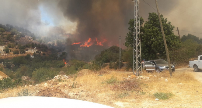 Mersin-Antalya yolu kapandı, yangın yerleşim yerlerini tehdit ediyor