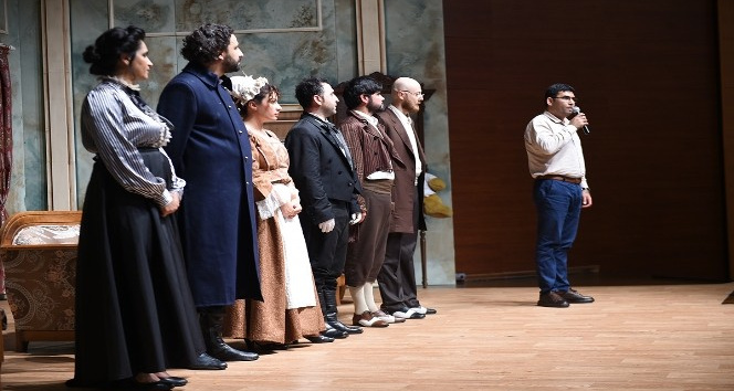 Tarsus Şehir Tiyatrosu, ‘Çehov Vodvil’ oyunu ile Mersinli izleyicilerle buluştu