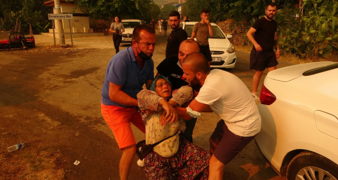 Antalyada yangın bir mahalleye daha sıçradı, vatandaşlar canını zor kurtardı