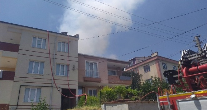 Edirne’de bir apartmanın çatısında çıkan yangın söndürüldü