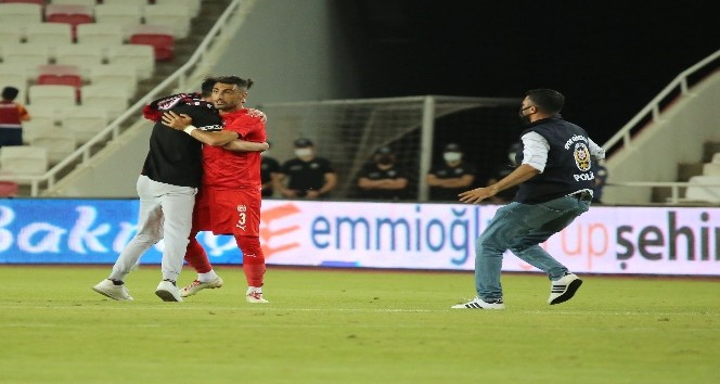 Sivasspor-Petrocub maçında sahaya taraftar girdi