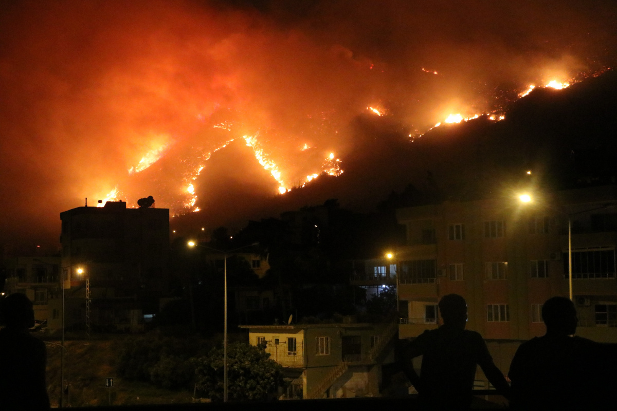 Aydıncık'taki yangın yerleşim yerlerini tehdit etmeye başladı