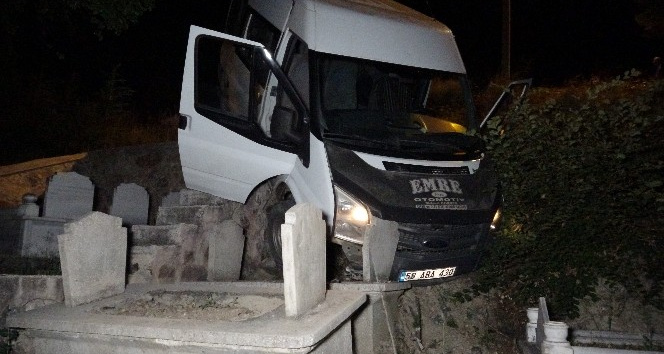 Minibüs mezarlığa uçtu: 2 yaralı