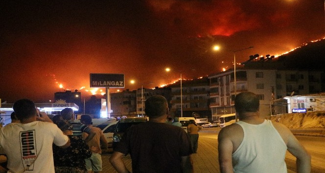 Yangından kaçan vatandaşlar belediye önünde toplandı