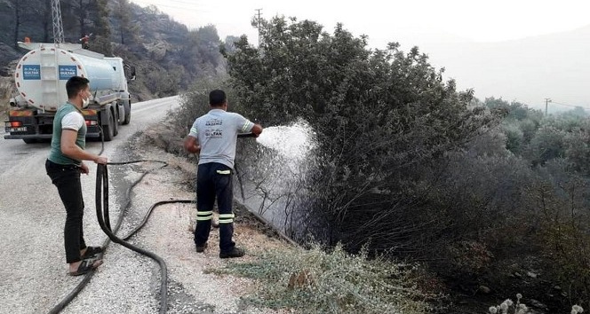 Akdeniz Belediyesi, yangın bölgesine arazözler ve personel gönderdi