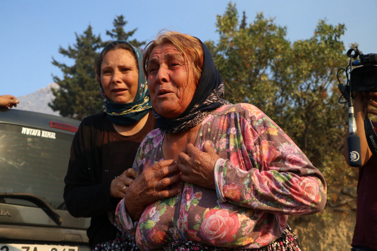 Evinin yandığını gören Hamide Teyze, gözyaşlarına boğuldu