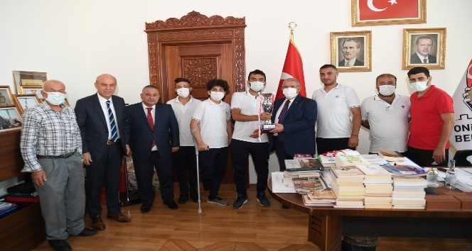 Başkan Mahçiçek’ten ampute sporculara malzeme desteği