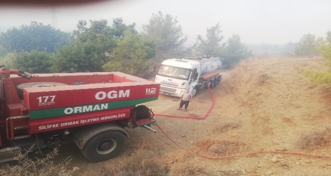 Mezitli Belediyesi, yangının söndürülmesine destek veriyor