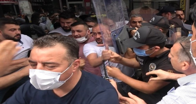 Sahte marka baskını yapan polisle esnaf arasında gerginlik: 5 gözaltı