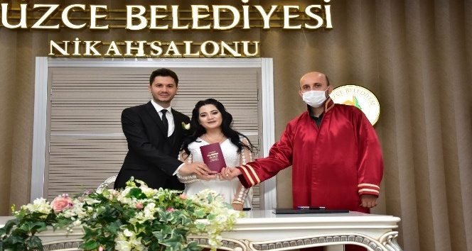 Kısıtlamadan çıkan, nikah salonuna koştu