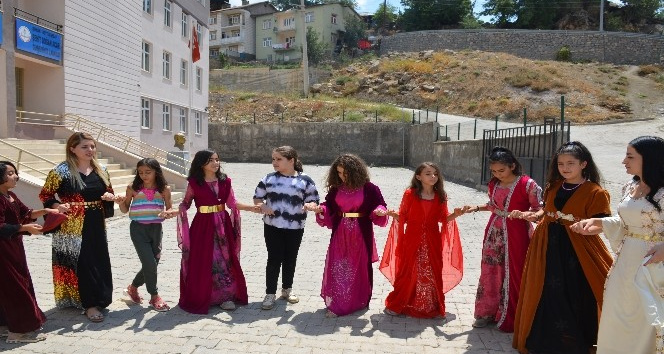 Şırnak’ta öğretmenler yöresel kıyafetli ders işliyor