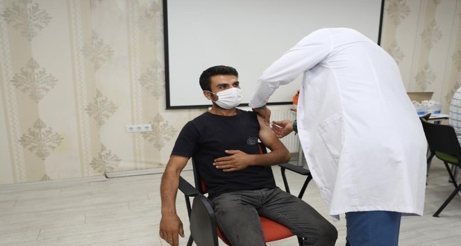 Mardin Büyükşehir Belediyesi personelinden aşılanmaya yoğun ilgi