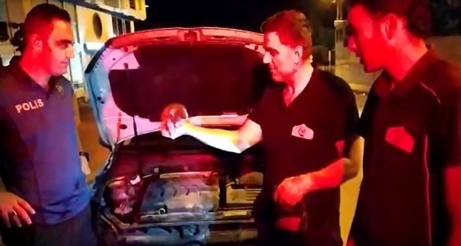 Aracın motor bölümüne giren kediyi polis sahiplendi