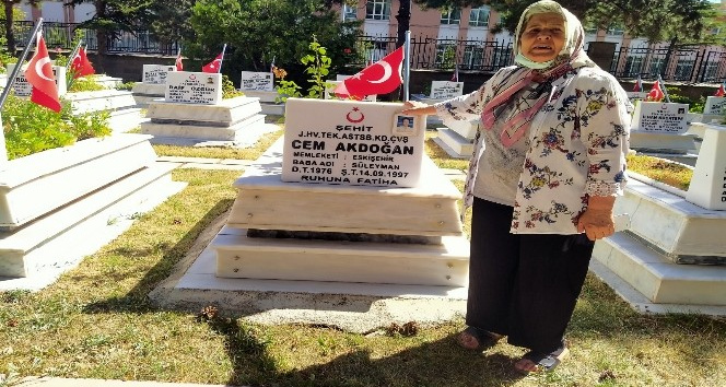 Şehit oğlunun mezarına 24 yıldır toz kondurmuyor