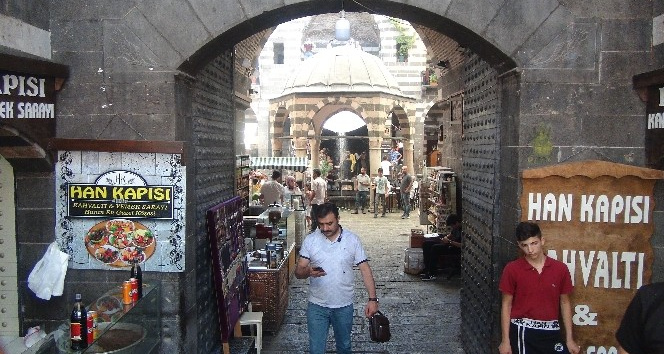 Terörün yerini huzura bıraktığı Diyarbakır’da tarihi mekanlar dolup taştı