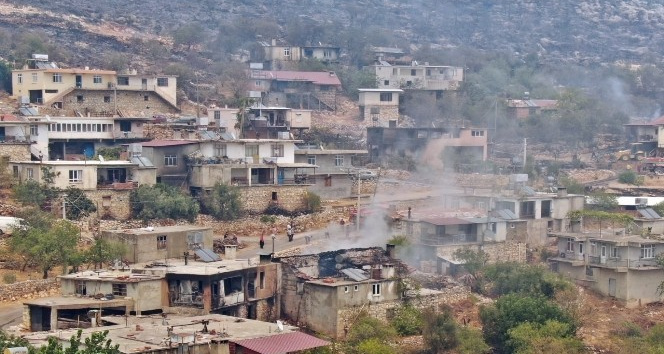 İki orman işçisinin hayatını kaybettiği mahallede alevleri söndürmek için havadan ve karadan mücadele devam ediyor