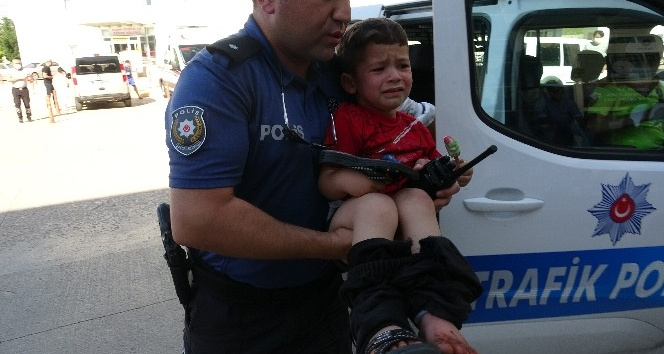 Ayağı traktörün çamurluğuna sıkışan çocuğu trafik ekipleri hastaneye yetiştirdi