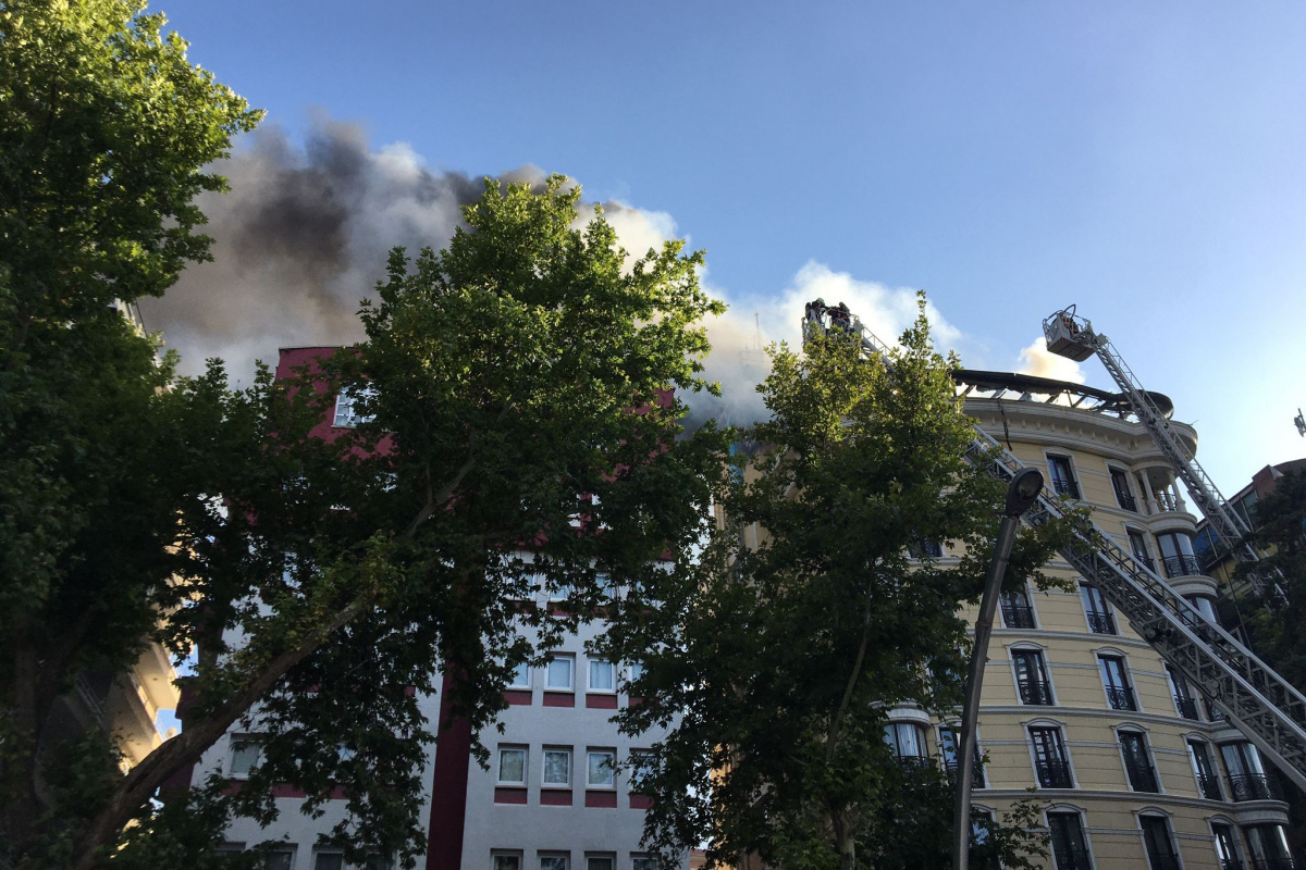 Ankara&#039;da otelin çatı katında yangın