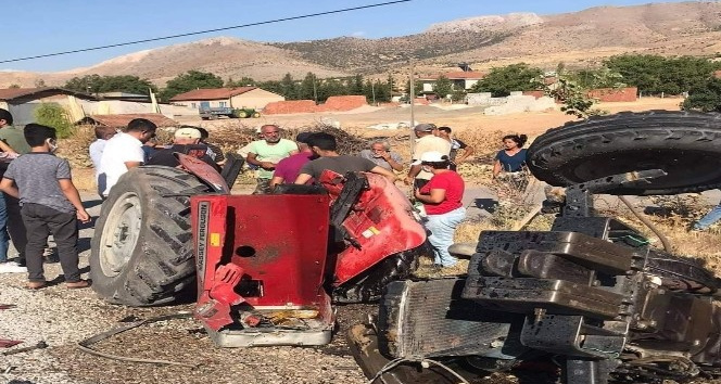 Tırın çarptığı traktör ikiye ayrıldı: 1 ağır yaralı