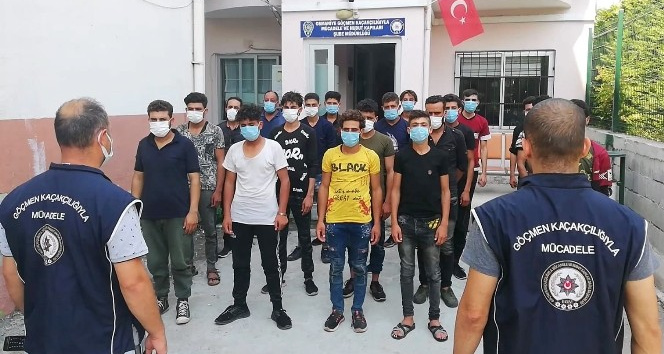 Osmaniye’de 14 kişilik minibüsten 20’si kaçak 28 mülteci çıktı