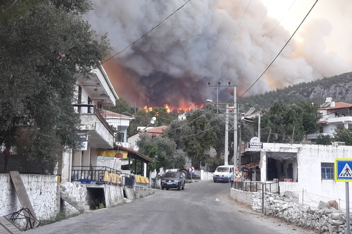 Milas&#039;ta alevler yerleşim bölgesine ulaştı, Gökbel köyü boşaltıldı